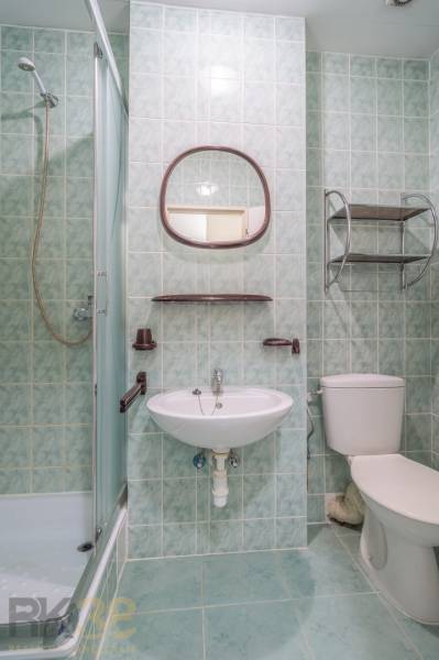 Koupelna s umyvadlem, sprchovým koutem a toaletou v hotelech a penzionech.