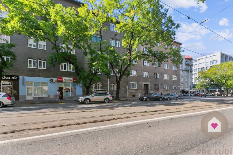 Ulice Vajnorská v Bratislavě - Novém Městě, kde jsou obytné domy a obchody.