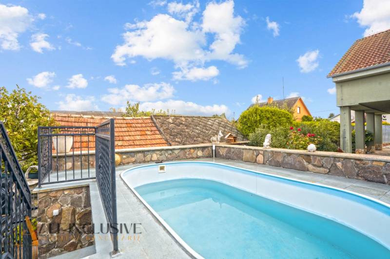 Bazén a kamenný plot u rodinného domu na Kúpeľnej ulici v Dunajskej Stredě.