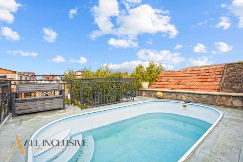 Bazén na terase rodinného domu na Kúpeľnej ulici v Dunajskej Stredě.