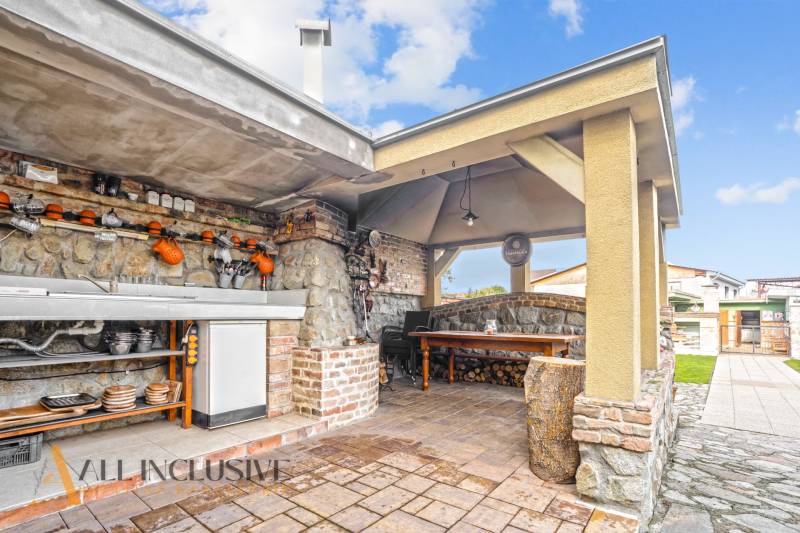 Exteriér rodinného domu na Kúpeľní ulici v Dunajské Stredě, venkovní kuchyně s posezením.