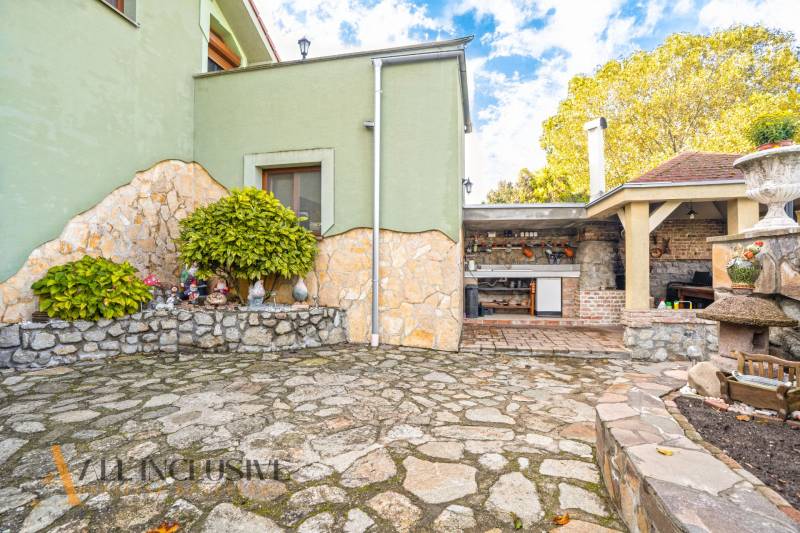 Rodinný dům na Kúpeľnej ulici v Dunajské Stredě s kamennou dlažbou a zahradní kuchyní.