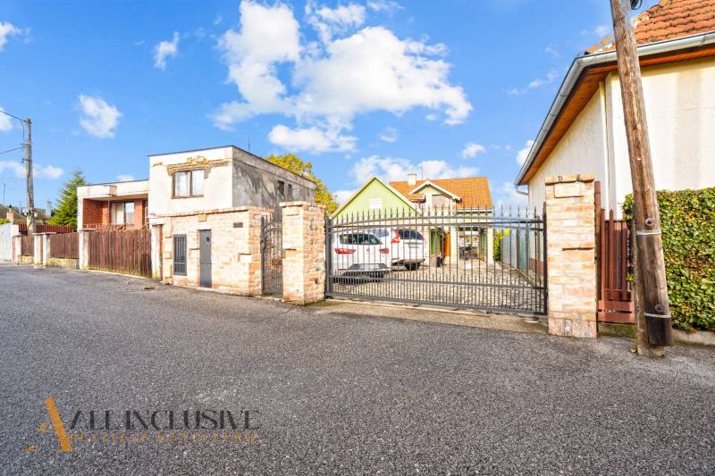 Rodinný dům na Kúpeľnej ulici v Dunajské Stredě s bránou a příjezdovou cestou.