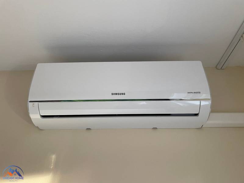 Klimatizace na stěně je součástí vybavení 1-pokojového bytu.