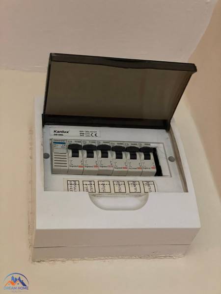 Elektrický rozvaděč s otevřeným krytem a označenými jističemi v 1-pokojovém bytě.