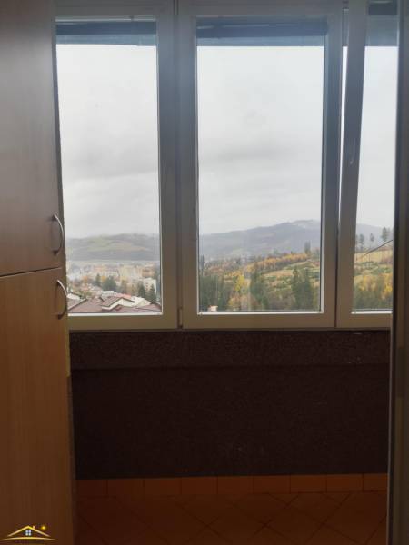 Výhled z okna ve 3-pokojovém bytě s výhledem na krajinu.