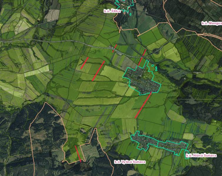 Letecký pohled na zemědělské a lesní pozemky v okolí Štrby se značením hranic katastrálních území.