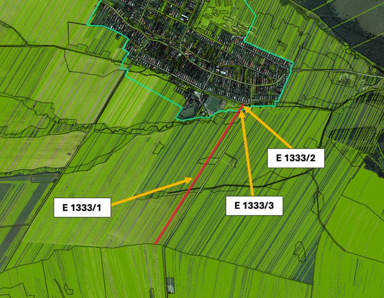 Výhled na zemědělské a lesní pozemky u Štrby se zakreslenými parcelami.