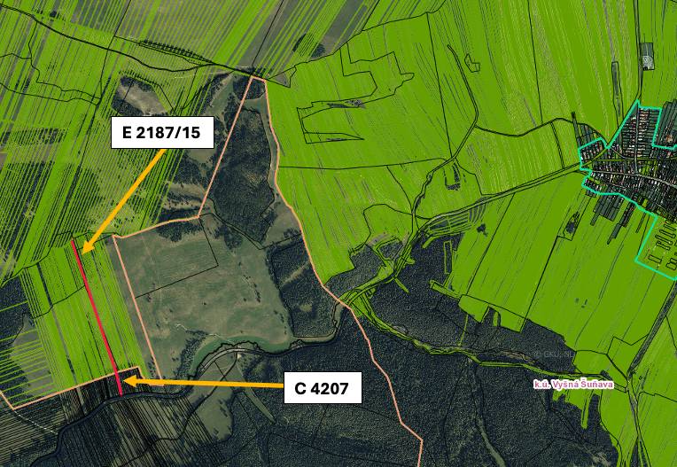 Letecký pohled na zemědělské a lesní pozemky obce Štrba se zakreslenými parcelami.