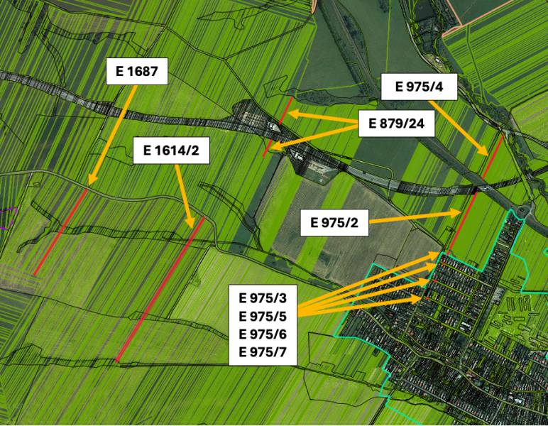 Letecký pohled na zemědělské a lesní pozemky v okolí Štrby se zvýrazněnými parcelami.