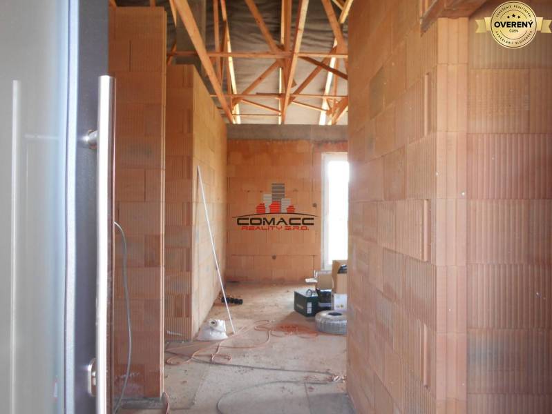 V rozestavěném rodinném domě na ulici Nové Mesto nad Váhom jsou cihlové stěny.