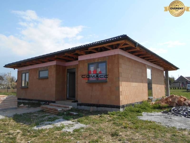 Rodinný dům v Novém Městě nad Váhom během výstavby, obklopený travnatým pozemkem.