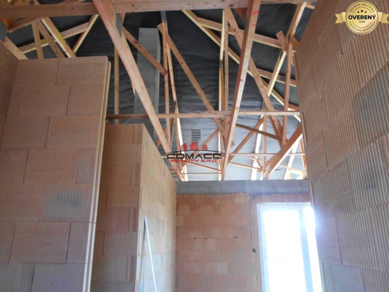 Interiér rodinného domu na ulici Nové Mesto nad Váhom s dřevěnými trámy.