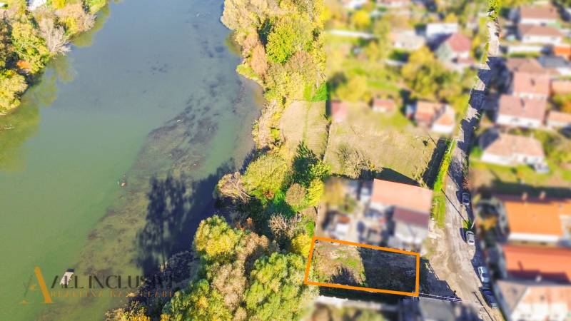 Letecký pohled na pozemky - bydlení u řeky v městském prostředí Jahodné.