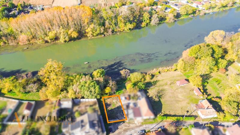 Pozemek na bydlení v Jahodné, blízko řeky a obklopený zelení.