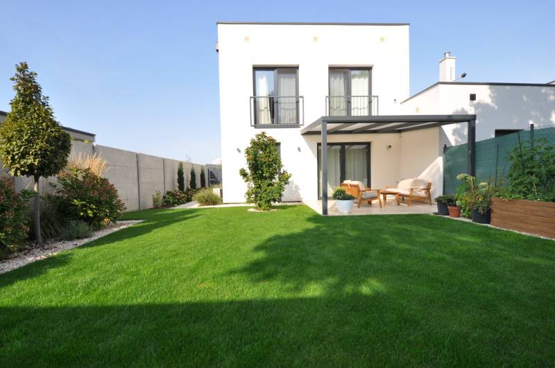 Zahrada s trávníkem u rodinného domu na Ďuríčkově ulici v Miloslavově.