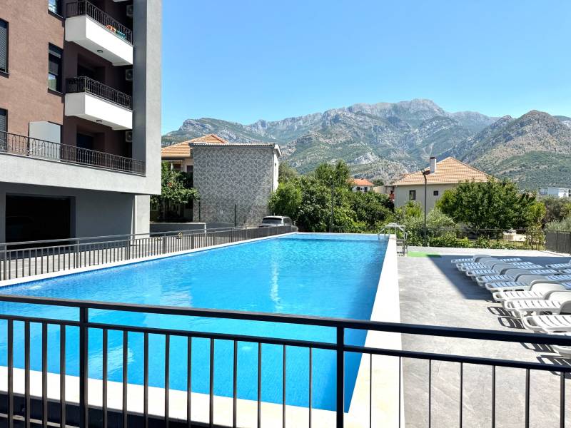 Bazén u 1pokojového bytu ve městě Bar s výhledem na hory a lehátky.