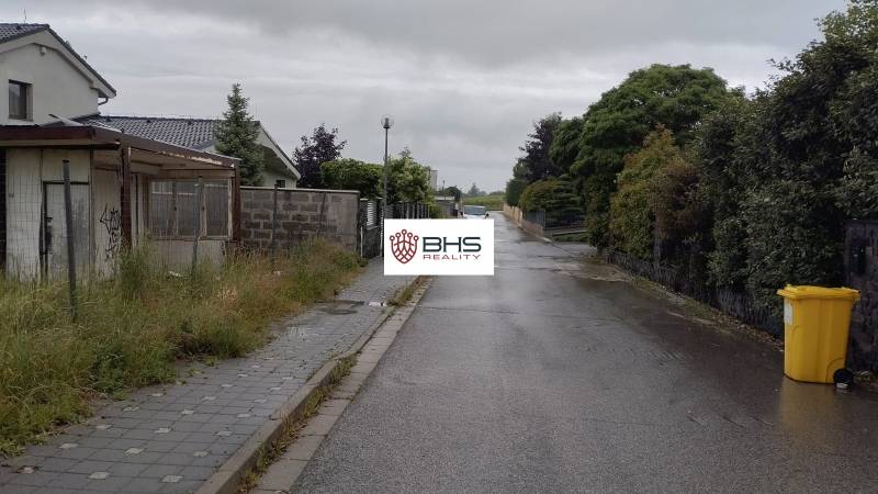 Ulice v Limbachu s domy a chodníkem, vhodná pro Pozemky - bydlení.