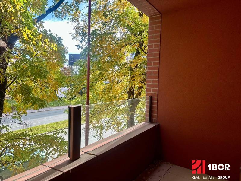 Balkon 1-pokojového bytu na Košické ulici v Bratislavě - Ružinově s výhledem na zeleň.