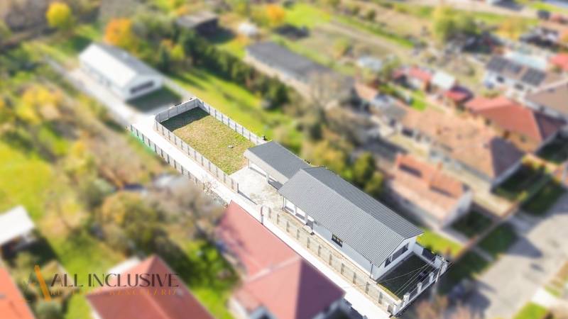 Rodinný dům v Orechové Potôni s dvorem, travnatá plocha a přilehlé budovy.