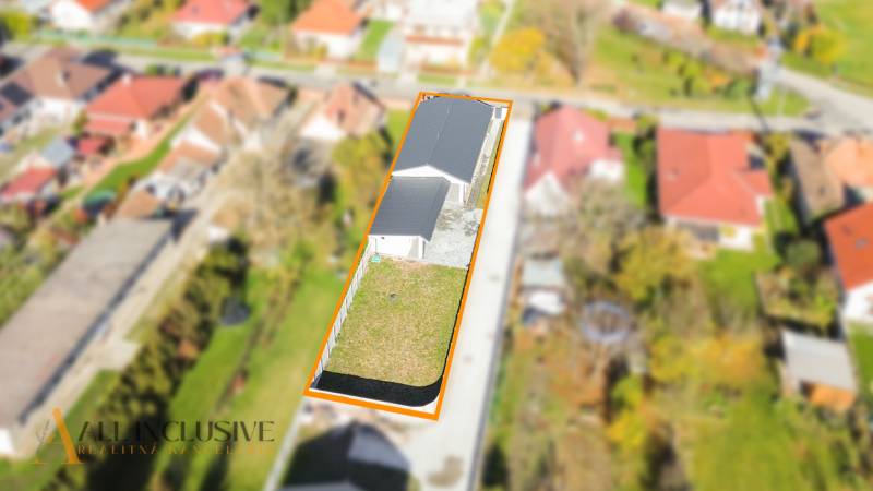 Výhled na rodinný dům v Orechové Potôni s dvorem a trávníkem.