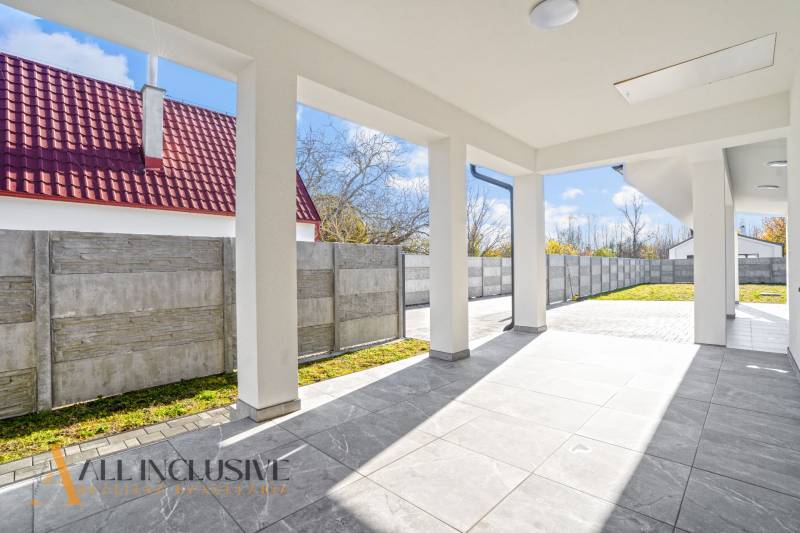 Terasa rodinného domu v Orechové Potôni s výhledem na oplocení a zahradu.