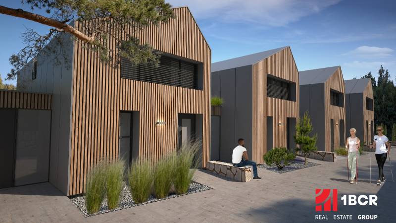 Rodinný dům v Turecké s dřevěným obkladem, lidé relaxují na lavičce.