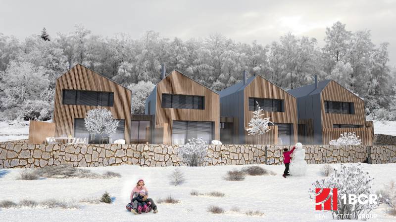 Rodinný dům v Turecké, zasněžené prostředí, děti si hrají na sněhu před domem.