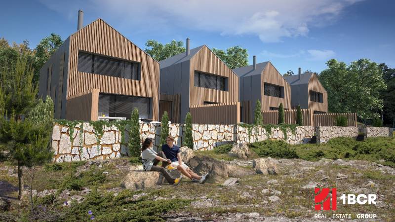 Rodinné domy v Turecké s dřevěným obkladem obklopené přírodou a kamennými zdmi.