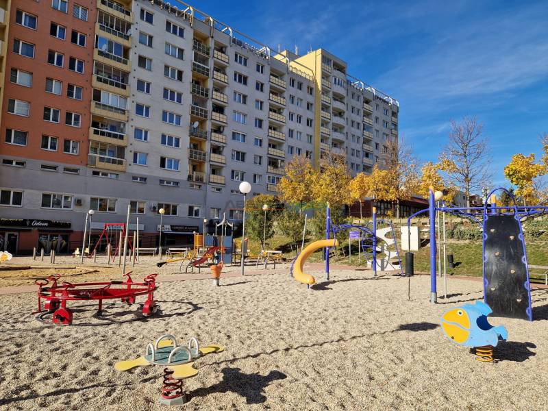 Dětské hřiště s prolézačkami na Pribišově ulici v Bratislavě - Dlhé diely.