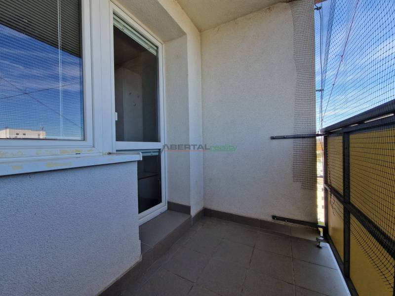 Balkon 3-pokojového bytu na Pribišově ulici, Bratislava - Dlhé diely, s dlažbou a sítí.