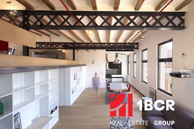 Prostorný interiér s podlahou s dřevěným dekorem a otevřenými regály ve skladech a halách.