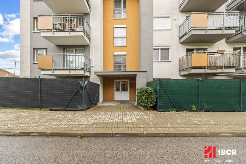 Vchod do budovy, s balkony, na ulici Mahulanka v Pezinku, vhodné pro 2-pokojový byt.