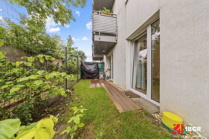 Exteriér 2-pokojového bytu na Mahulance v Pezinku s terasou a zahrádkou.