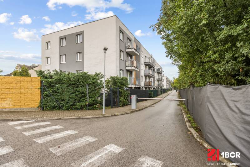 Ulice Mahulanka v Pezinku s bytovým domem, ideálním pro 2-pokojový byt.