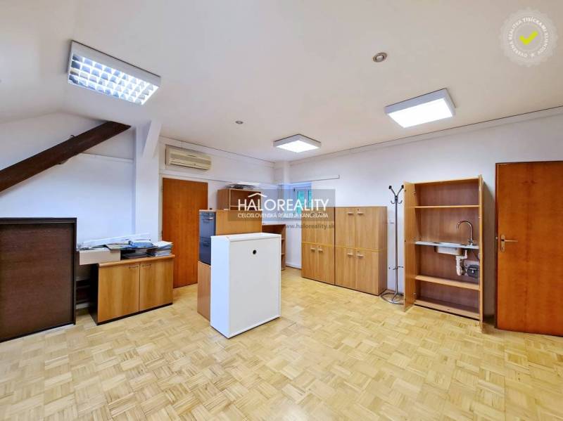 Kanceláře s podlahou s dřevěným dekorem, dřevěným nábytkem a klimatizací.