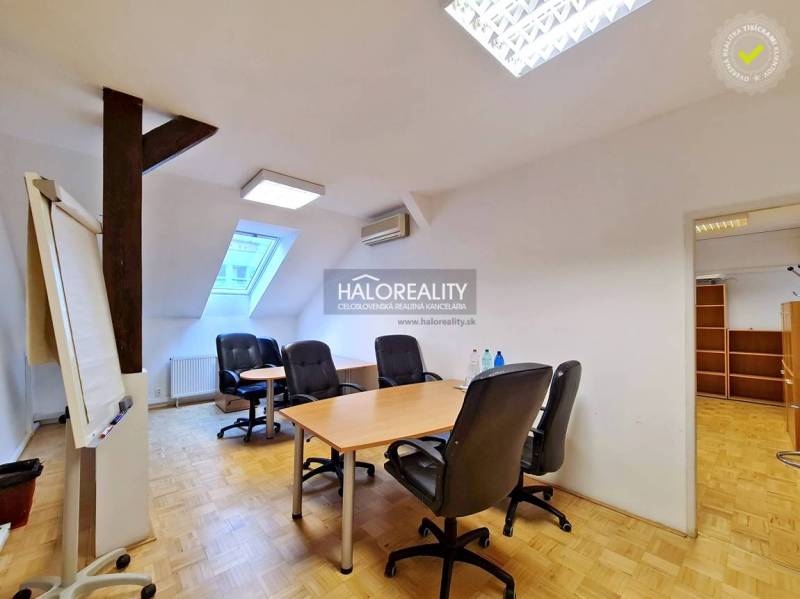 Kanceláře s podlahou s dřevěným dekorem a nábytkem v útulném prostoru.