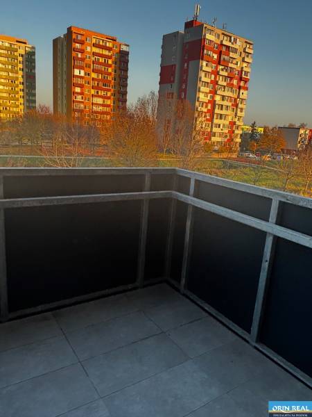 Balkon 2-pokojového bytu na Okružní ulici v Pezinku s výhledem na okolní paneláky.