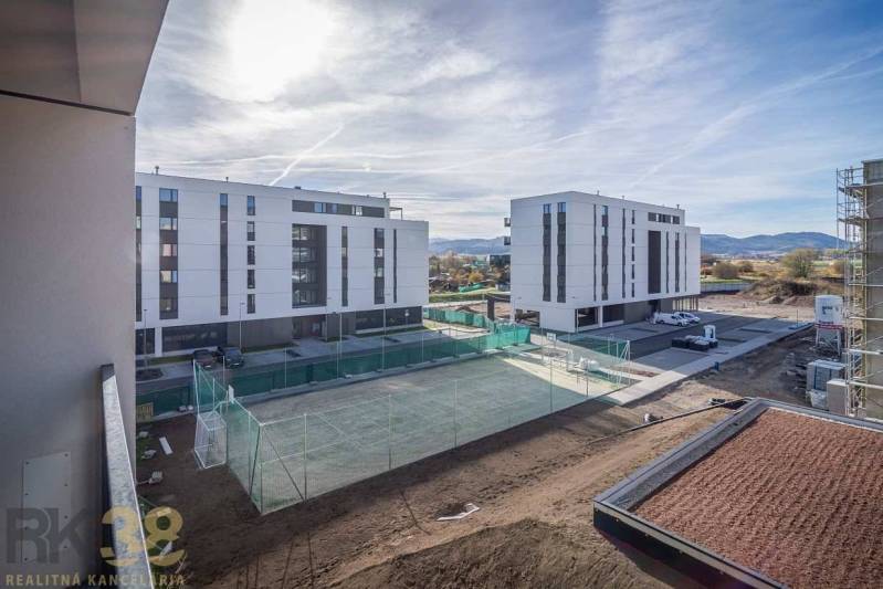 Nové bytové domy v Popradu s hřištěm v blízkosti. Výhled na horskou panoramu.