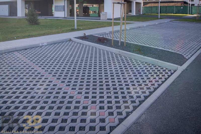 Parkoviště s dlažbou a zelení v Popradu u 2-pokojového bytu.