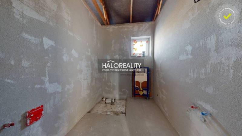 Holé stěny koupelny ve výstavbě v rodinném domě.