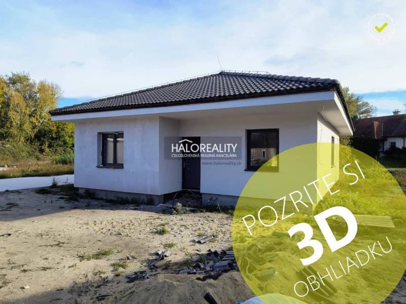 Rodinný dům v Bellově Vsi s jednoduchou fasádou a šikmou střechou.