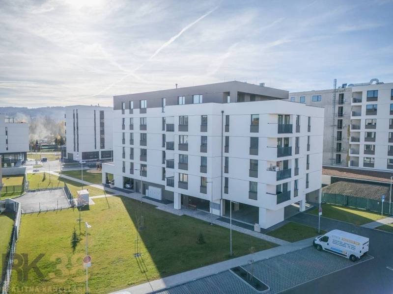 Bytový komplex ve městě Poprad se třemi patry a venkovním parkováním.