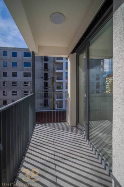 Balkon v 3-pokojovém bytě s výhledem na okolní budovy v Popradu.