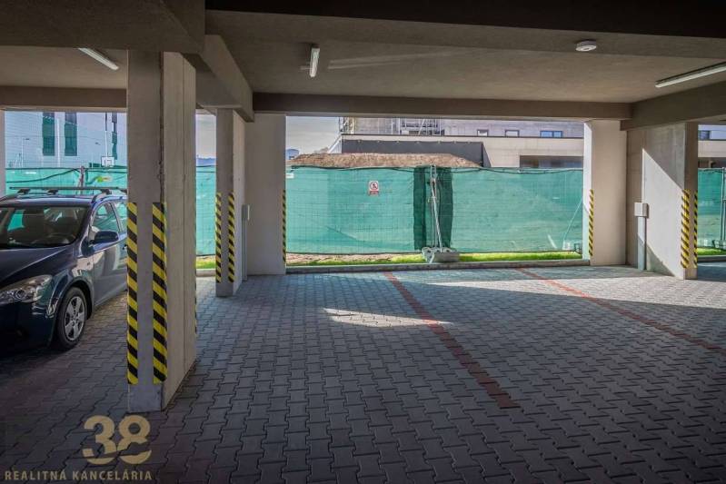 Garážové stání pro 3pokojový byt v Popradu s vydlážděnou podlahou a nájezdem.