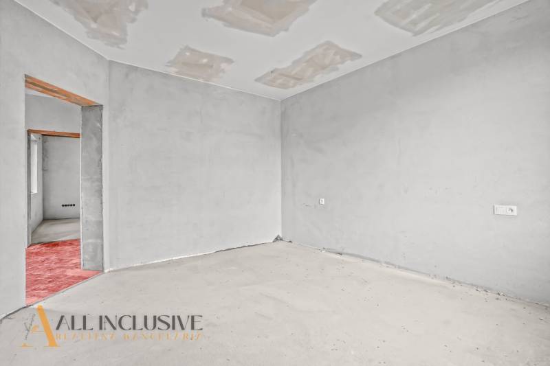 Pokoj v rodinném domě s nedokončenou podlahou a stropem.