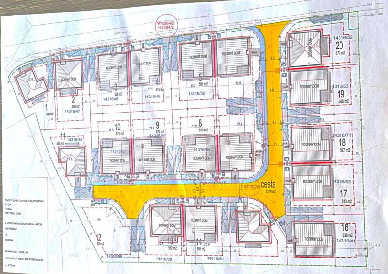 Urbanistická studie pozemků na bydlení v Studience, ulice Pod Borovicí, plán domů a cest.