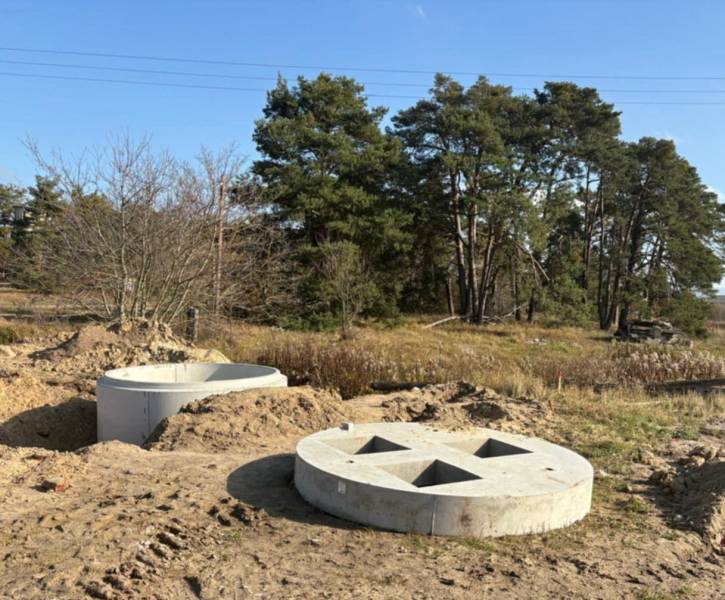 Betonové konstrukce pro bydlení, Studienka, Pod Borovicí, obklopené vegetací a stromy.