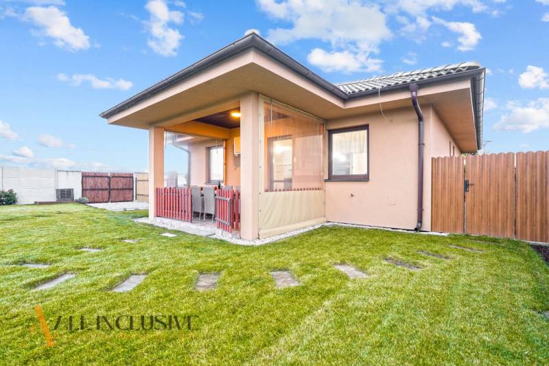 Rodinný dům v Gabčíkovu se zahradou a venkovním posezením na terase.