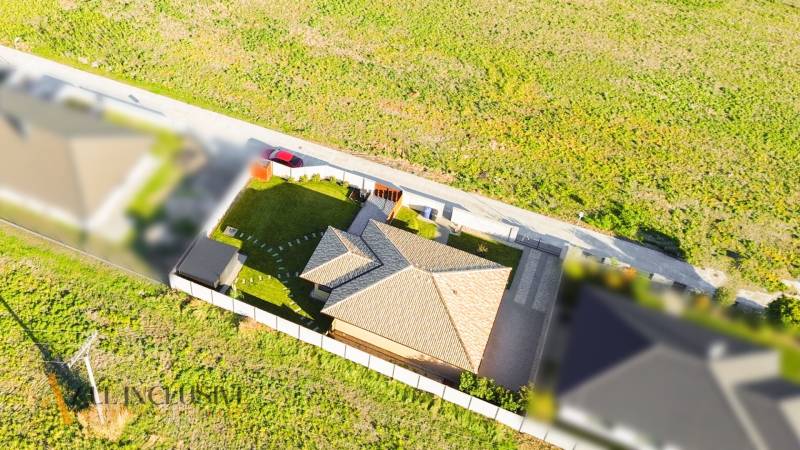 Rodinný dům v Gabčíkovu s upravenou zahradou, parkovacím místem a terasou.